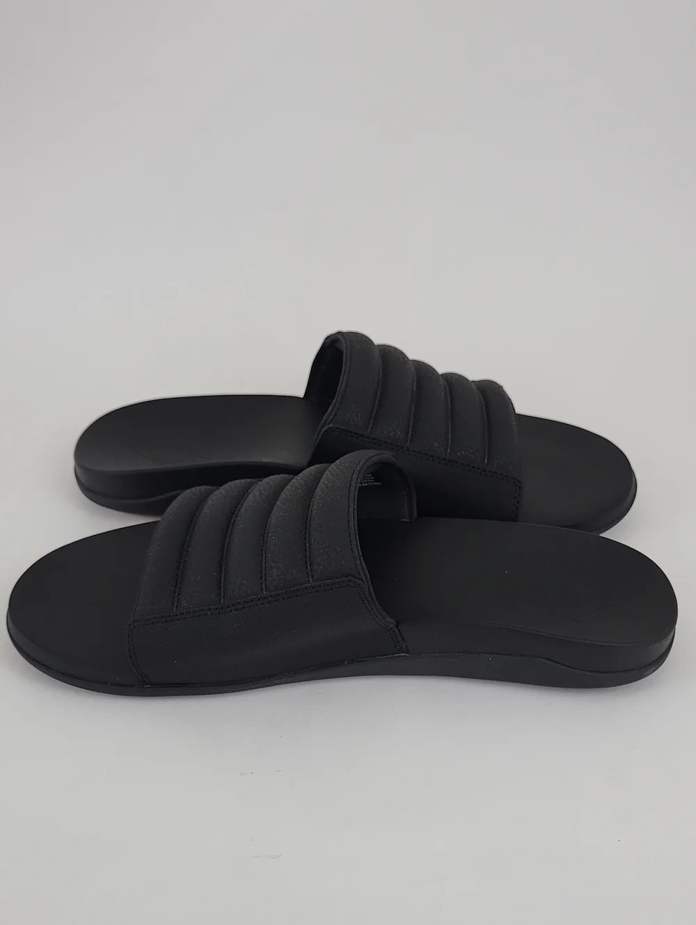 OluKai Men's Maha 'Olu Black Recovery Slide Sandals Size 11 / EU 44